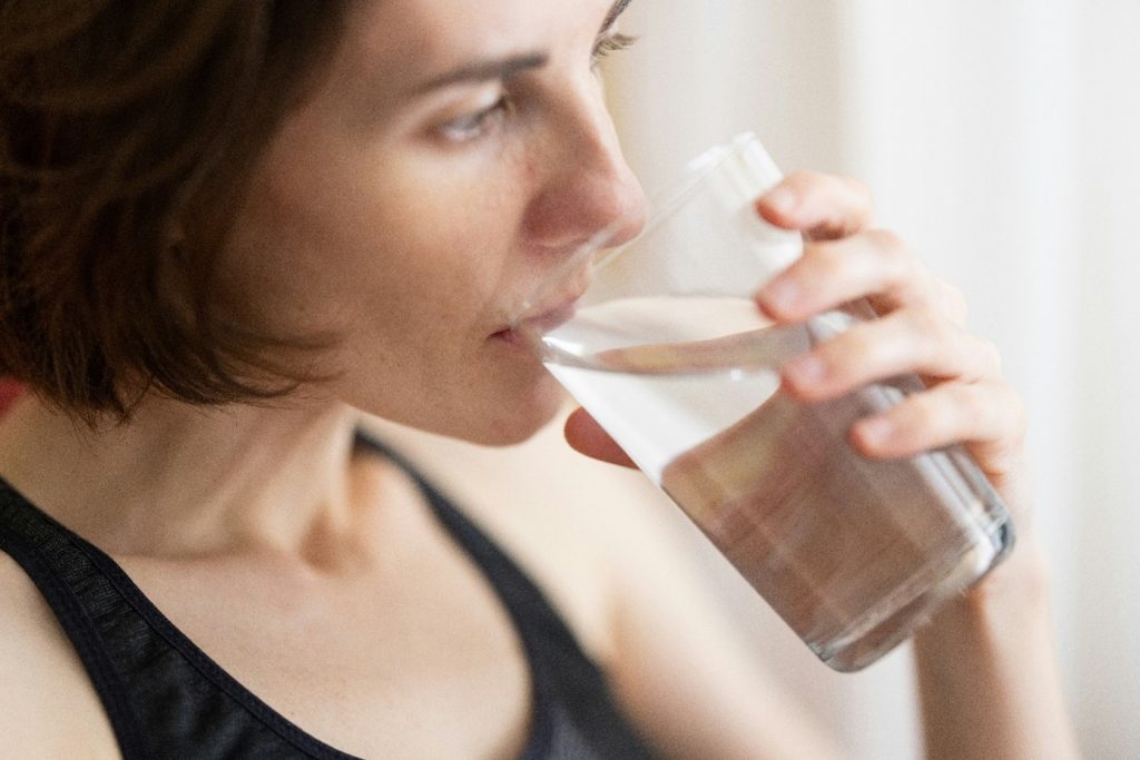 A vízivás jelentősége – miért fontos, hogy meglegyen a napi legalább 2 liter? 1 A víz olyannyira fontos, hogy tüneteket okozhat, ha keveset fogyasztunk belőle!