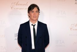 Cillian Murphy egy fekete öltönyben