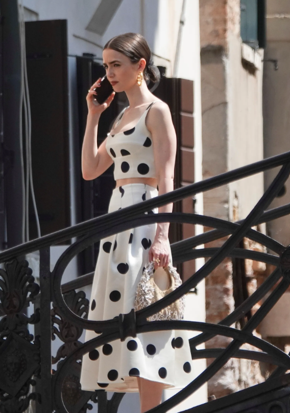 Lily Collins új kedvence: visszatért a 2000-es évek ikonikus „it-bagje” 1 Lily Collins