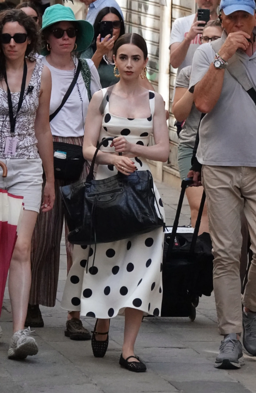 Lily Collins új kedvence: visszatért a 2000-es évek ikonikus „it-bagje” 2 Lily Collins