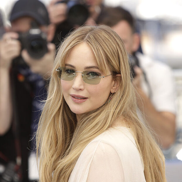 Jennifer Lawrence napszemüvegben fotósok előtt