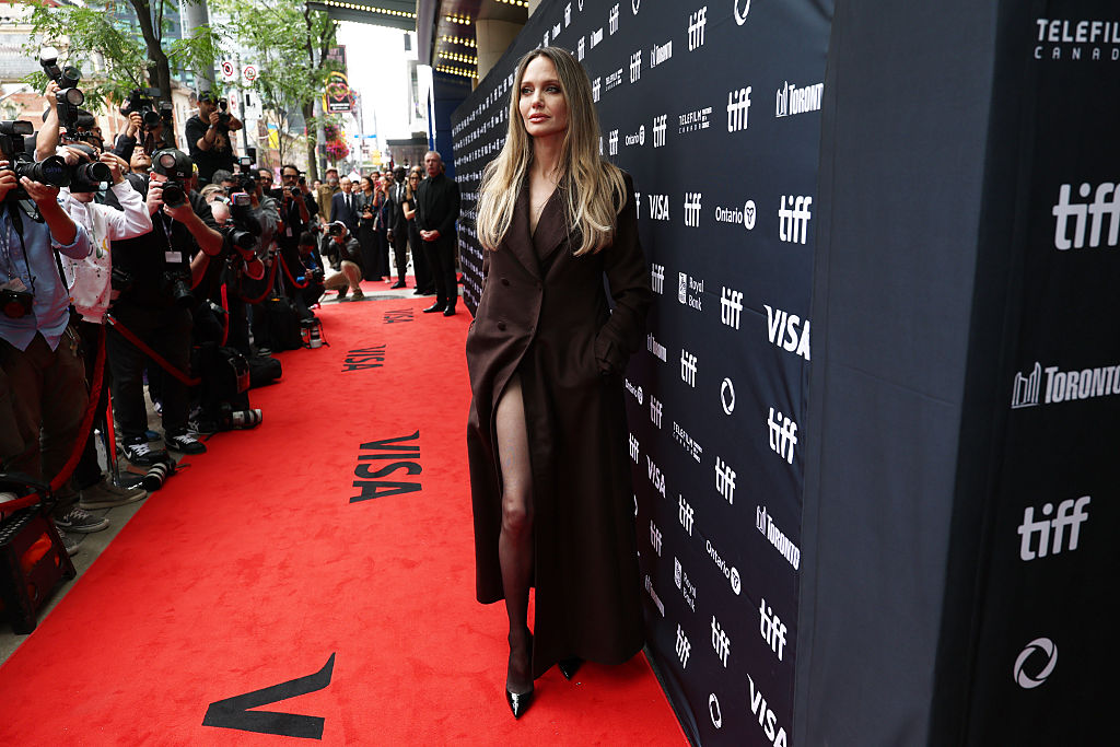 Angelina Jolie újra a divat középpontjában – az Olsen-ikrektől leste el ezt a stílust 1 Angelina Jolie
