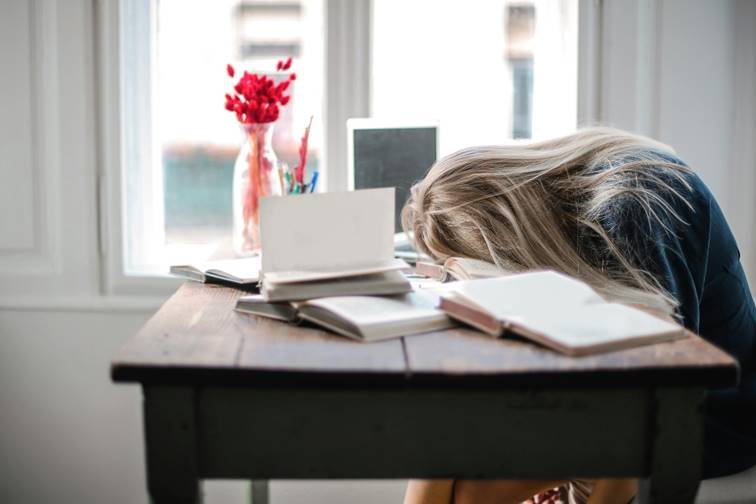 Sokszor vagy fáradt és dekoncentrált? Az agyi köd gyakori jelenség, pedig könnyű megszabadulni tőle 1 A vashiány okozta agyi köd bár menopauza alatt gyakoribb, bármely életkorban és bármely nemnél előfordulhat / Kép forrása: Pexels