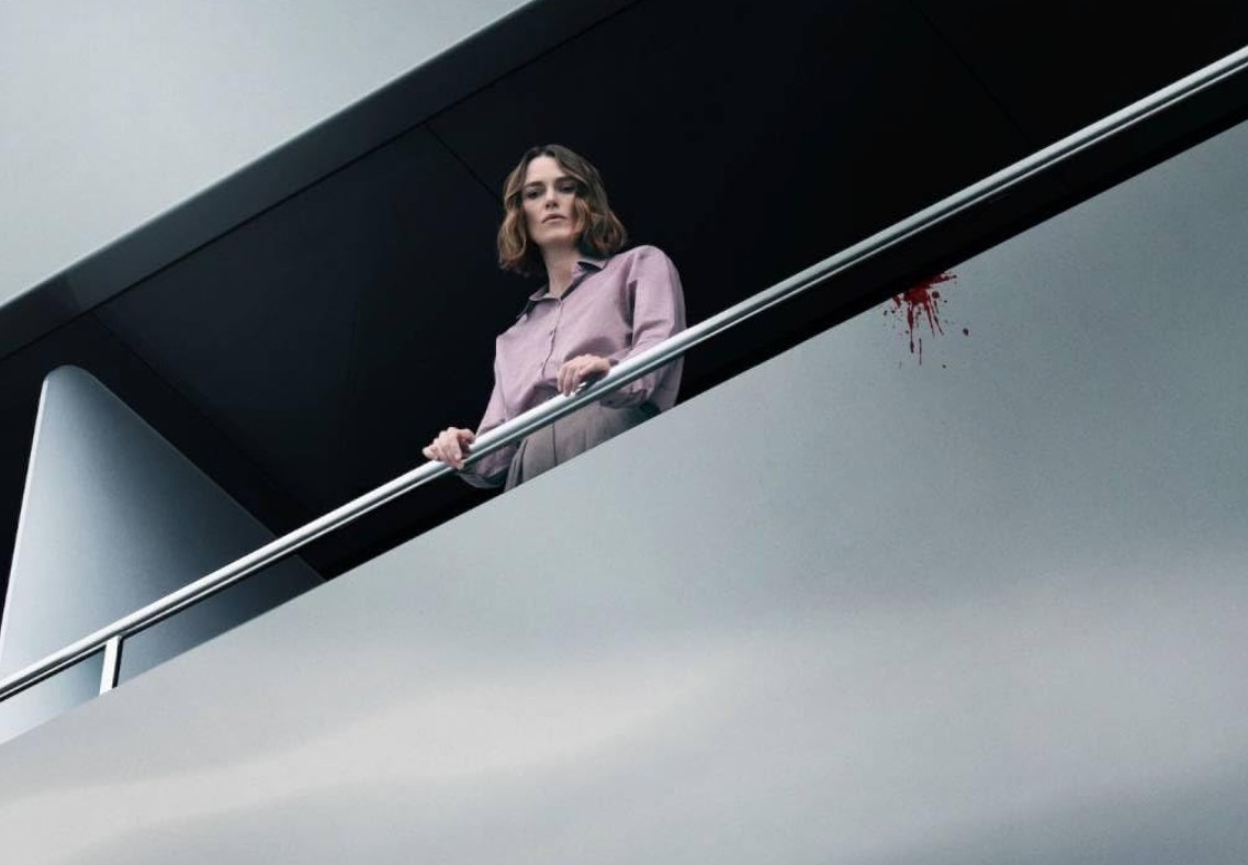 A nő a tízes kabinból: Keira Knightley Netflixes thrillere túl sokat akart, de azért nem volt teljesen rossz 1 A Nő A Tízes Kabinból2