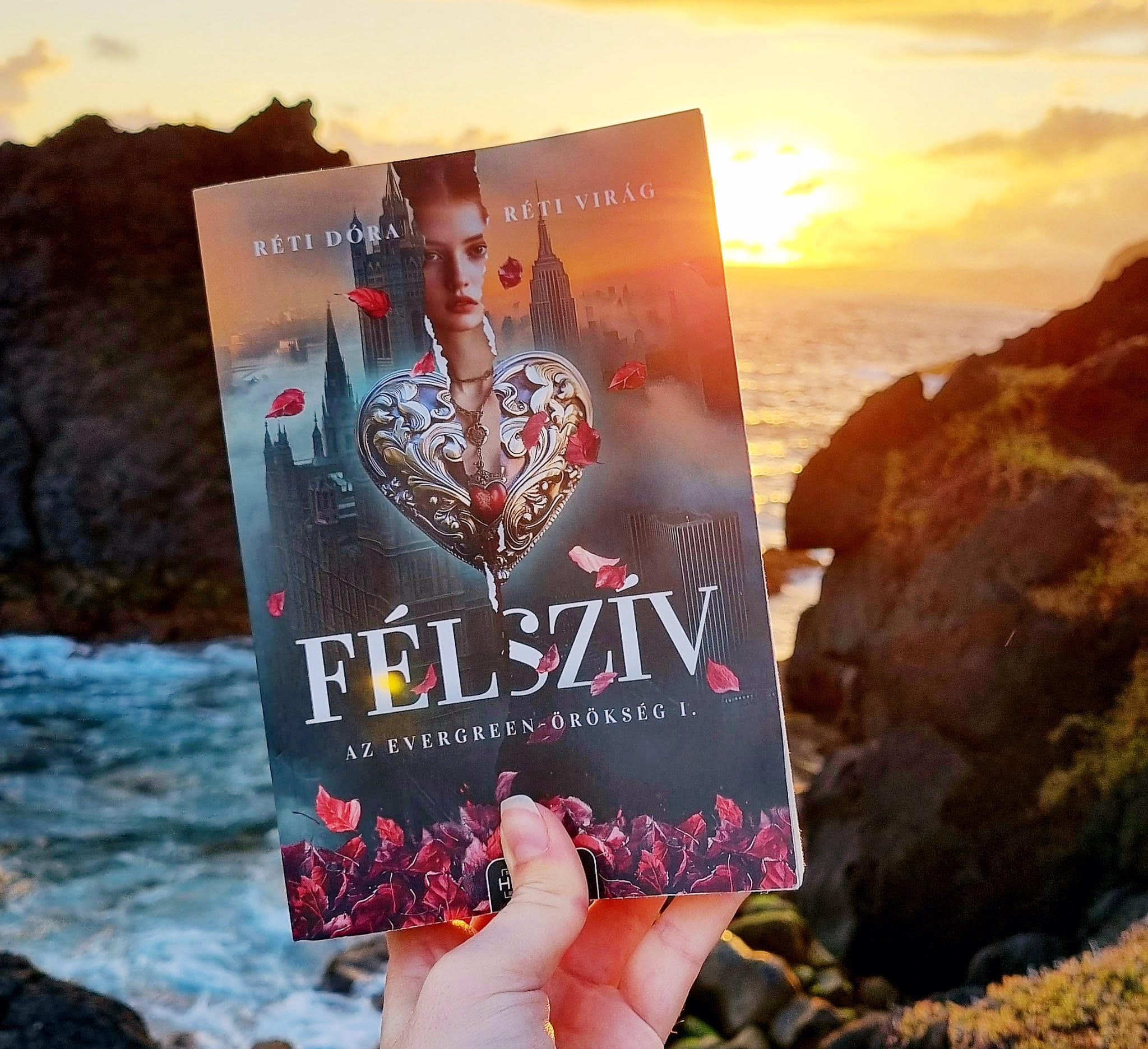 5 romantikus regény a bekuckózós őszi estékre – Mi ezeket olvassuk! 3 Réti Dóra és Réti Virág passzolgatták egymásnak a történetet, így állt össze egy kerek egésszé / Kép forrása: Az Evergreen-örökség / Facebook