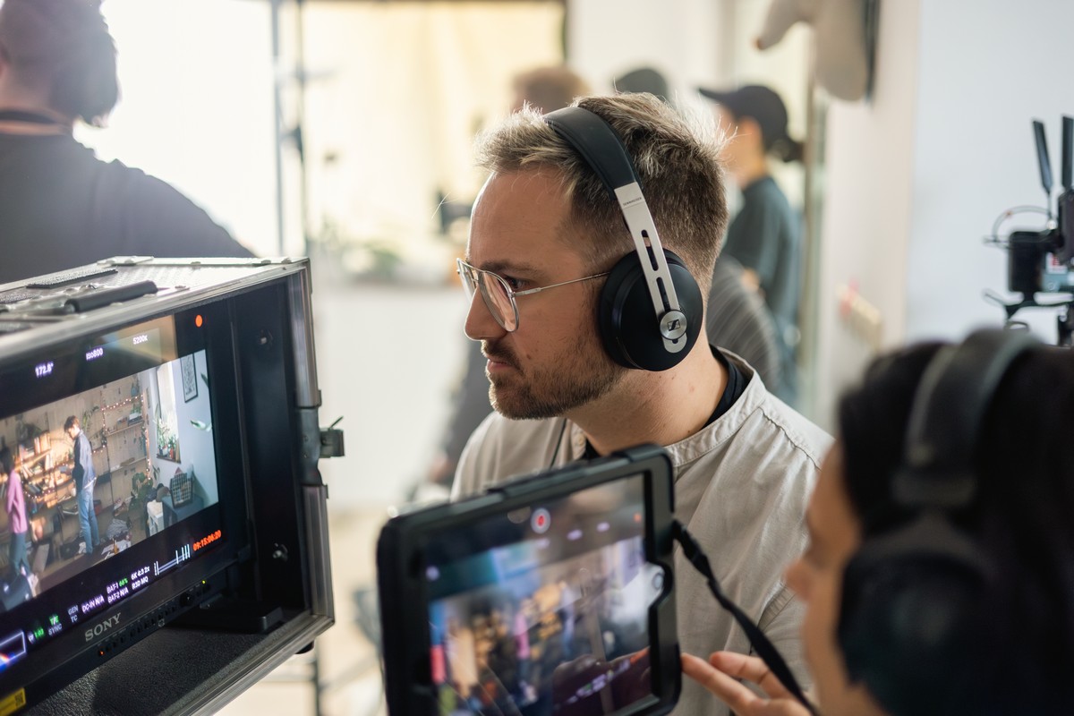 ,,Mennyi maradna belőlem, ha belenyúlnék a múltamba?" – Schmidt Sárával beszélgettünk 1 Vigh Bálint, rendező jó érzékkel keveri a zsánereket / Kép forrása: Kép forrása: Stohl Szandra. eMotion FILM