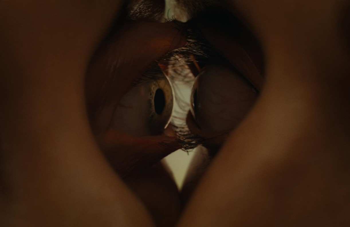 Dave Franco és Alison Brie testhorrorja kemény kapcsolati kritikát fogalmaz meg - mi pedig imádtuk! 1 Testhorror