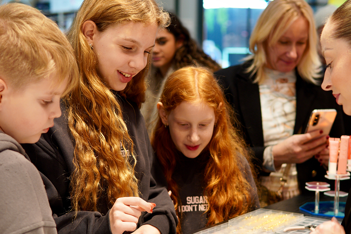 Az Elyn’s Lab számára a 2025-ös év az innováció jegyében telt. A márka idén összesen kilenc új terméket vezetett be a piacra, melyek közül a három árnyalatban is elérhető, színezett ajakápoló épp a napokban debütált az üzletekben (x) 1 Dm Unboxing X Elyns Lab 7