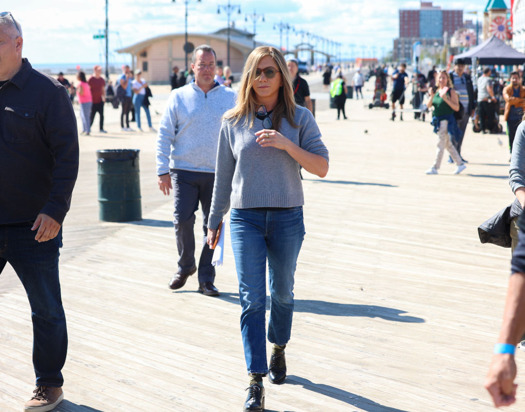 Jennifer Aniston 90-es évekbeli farmerjei újra divatba jöttek: 3 farmer trend, amit 2026-ban megint mindenki hordani fog 3 Jennifer Aniston farmer