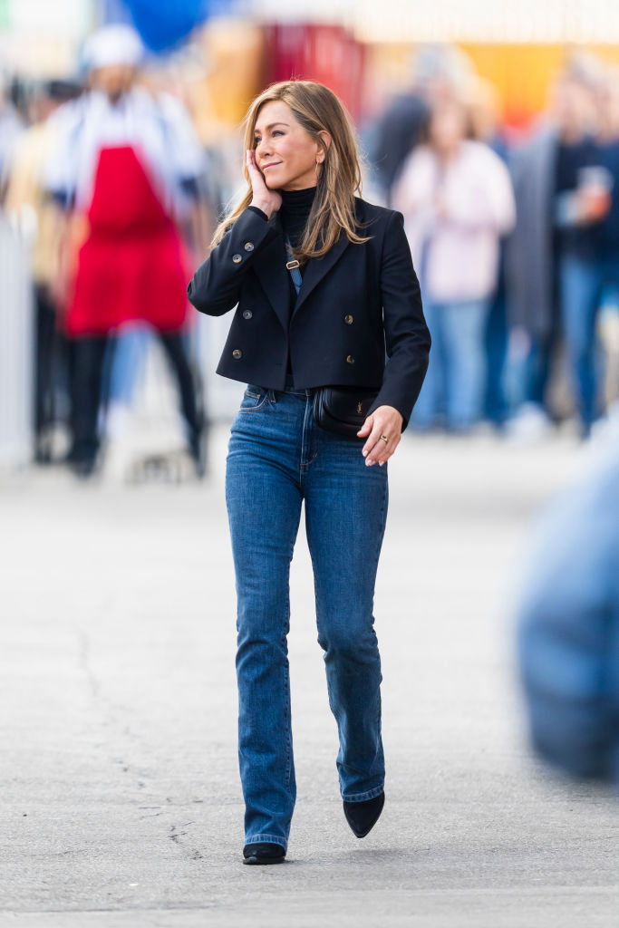 Jennifer Aniston 90-es évekbeli farmerjei újra divatba jöttek: 3 farmer trend, amit 2026-ban megint mindenki hordani fog 1 Jennifer Aniston farmer