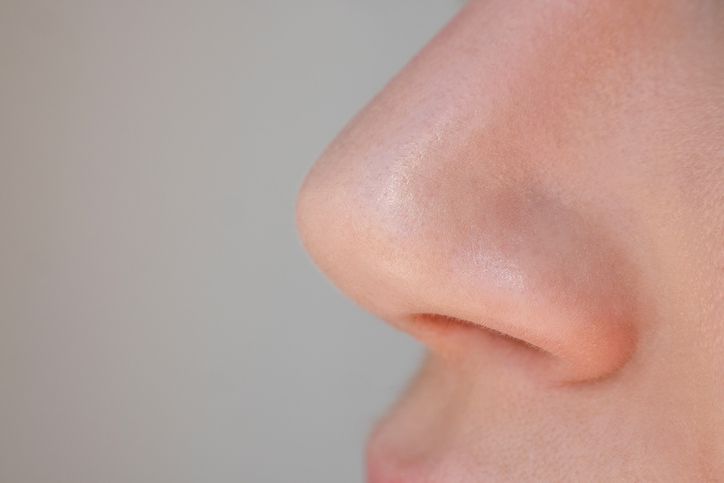 Lehet kisebbnek láttatni a pórusokat? 9 trükk, amire a bőrgyógyászok esküsznek a simább bőrért 1 Pórus