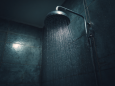 Sötétben zuhanyzás