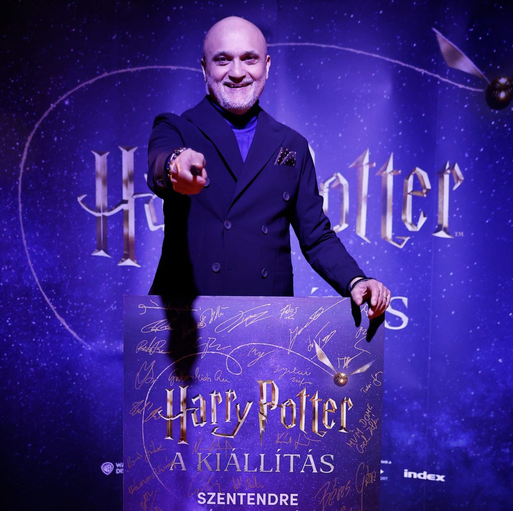 ,,A Harry Potter nem generációfüggő” - A Harry Potter kiállítás szervezőjével, Guba Gáborral beszélgettünk 3 ,,A titok abban rejlik, hogy az emberek imádják ezt a mesevilágot, amit Harry Potter világa teremtett" - mondta Guba Gábor, a kiállítás szervezője / Kép forrása: Green Stage Production