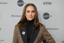 Natalie Portman egy barna kabátban fekete garbóval