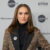 Natalie Portman egy barna kabátban fekete garbóval