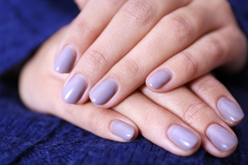 Viszlát kesztyű, helló színek! – 2026 tavaszának legizgalmasabb körömtrendjei 1 Gellakk