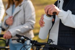 Biciklizó emberek kulaccsal.