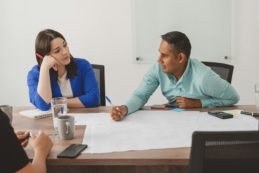 Szerelem az irodában? Bizony, és egy torokfájásnak köszönhető!