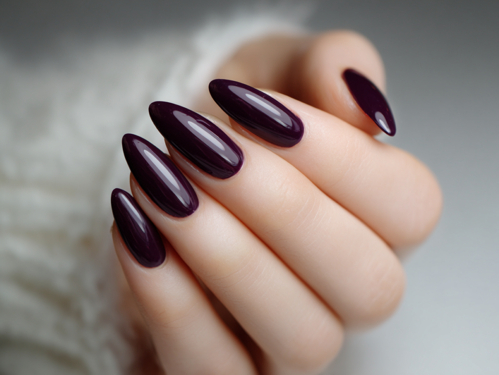 Nem csak pasztell létezik: 5 sötét körömszín, ami 2026 tavaszán is hódít 2 Köröm szín 2026 tavasz