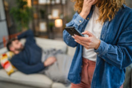 Férj megcsalás barátnő