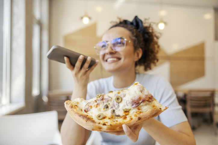 Ez az idegesítő telefonhasználati szokás egyszerre udvariatlan és veszélyes – és lehet, hogy te is csinálod 1 Telefonhasználati szokás