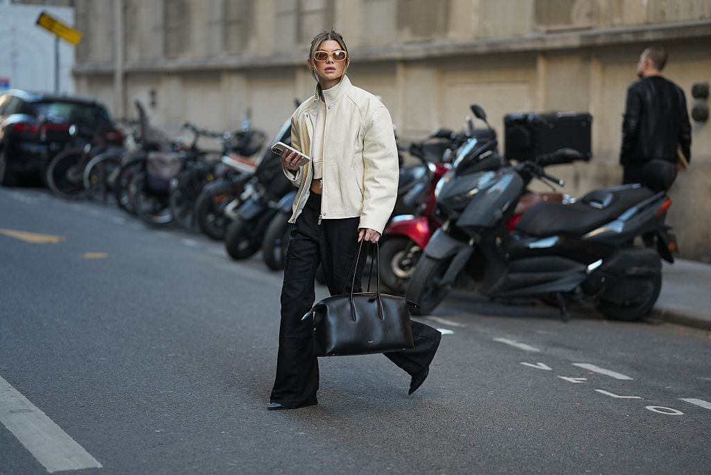 5 nadrágtrend a ’90-es évekből, ami 2026-ban új életre kelti a gardróbodat 4 Nadrágtrend