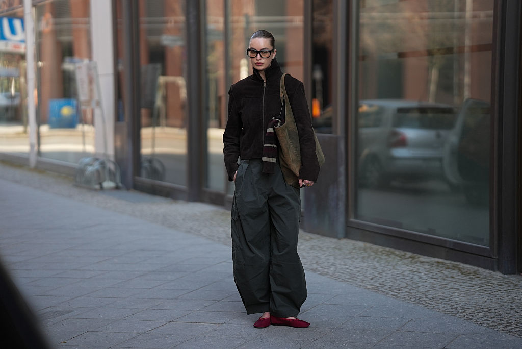 5 nadrágtrend a ’90-es évekből, ami 2026-ban új életre kelti a gardróbodat 5 Nadrágtrend