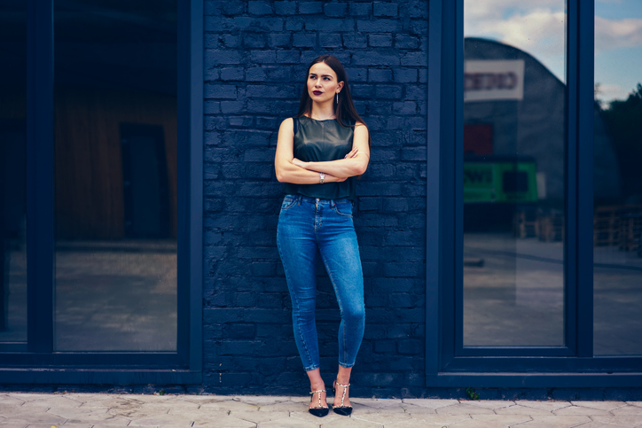 5 nadrágtrend a ’90-es évekből, ami 2026-ban új életre kelti a gardróbodat 3 Nadrágtrend