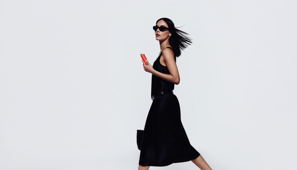 A Dyson bemutatja a HushJet™ Mini Cool ventilátort: 17 év légáramlási szakértelem, most a kezedben (x) 2 Pf01 Scrdpbltr 032 Rgb Inuse Inhand Talent Woman Walking A0 Mono Copy