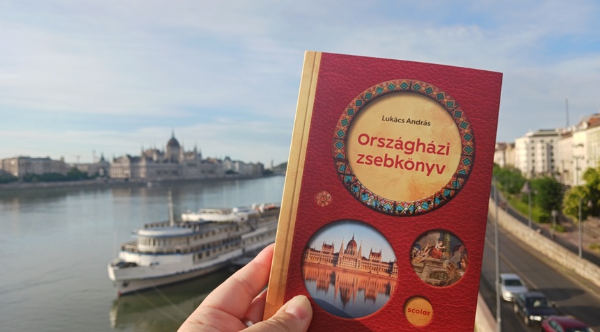 Ismered a Parlamentet? Ha nem, az Országházi zsebkönyv neked szól! 1 Az Országházi zsebkönyv tetemes része nem mások, mint a látogatók által feltett kérdésekre ad választ / Fotó: Karsa Tímea