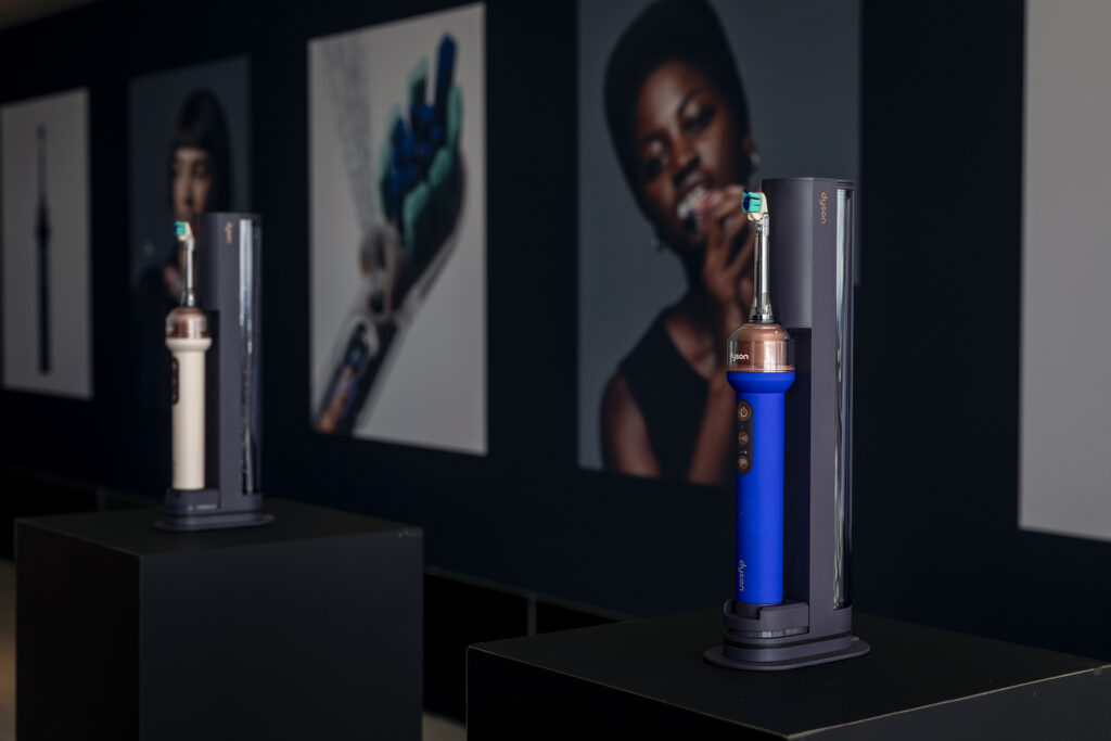A Dyson CameraJet™ a középpontban: a Dyson Athénban mutatta be legújabb mérnöki innovációit (x) 1 2