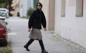 modell szürke szokányában, rövid hajjal