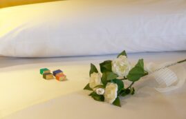 hotelszoba párnáján egy csoki és virág