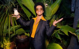 Bruno Mars sárga ingben