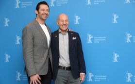 Hugh Jackman és Patrick Stewart mosolyogva pózolnak