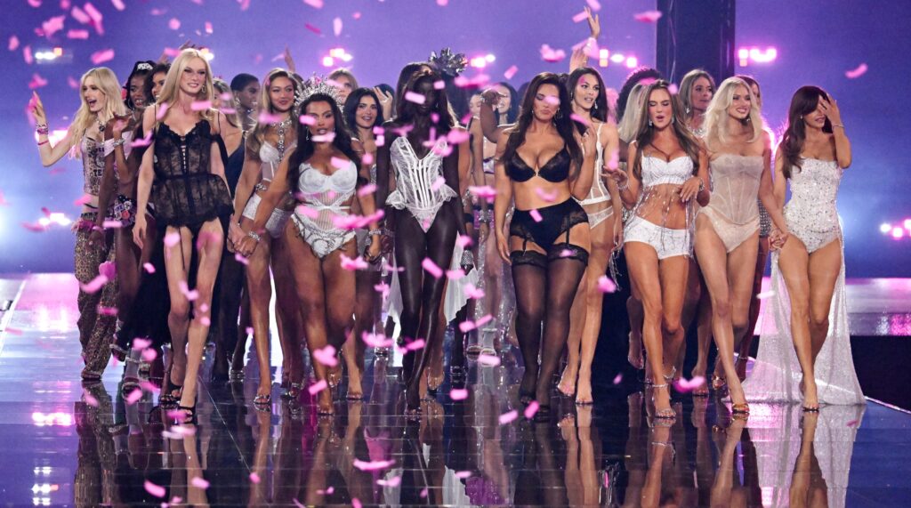 „Nem vagy igazi modell!” – Keményen nekiment Kylie Jennernek az egykori szupermodell, botrány lett a Victoria’s Secret divatbemutatójából 1 Victoria's Fashion Show összes modellje együtt a kifutón