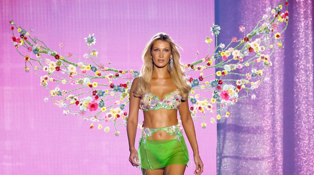 Visszatértek a világ legszexibb angyalai! Íme a 2026-os Victoria’s Secret Fashion Show legdögösebb pillanatai 1 Bella Hadid virágos szárnyakkal, zöld szoknyában, színész fehérneműben