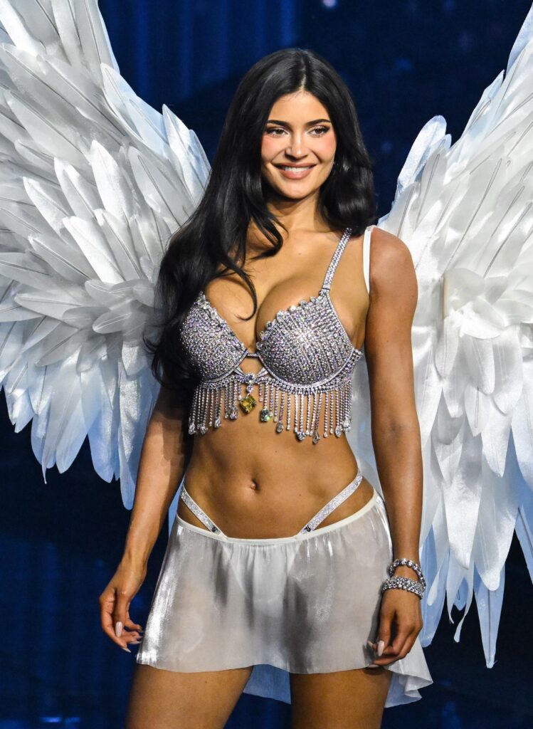 Kylie Jenner a Victoria's Secret Fashion Show kifutóján, szárnyakkal, fehér fehérneműben