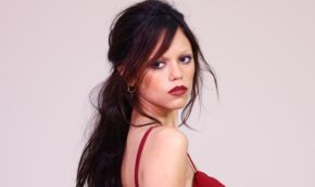 Jenna Ortega cherry cola hajszínnel