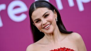 Selena Gomez egy piros ruhában, foghéjak nélkül