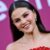 Selena Gomez egy piros ruhában, foghéjak nélkül