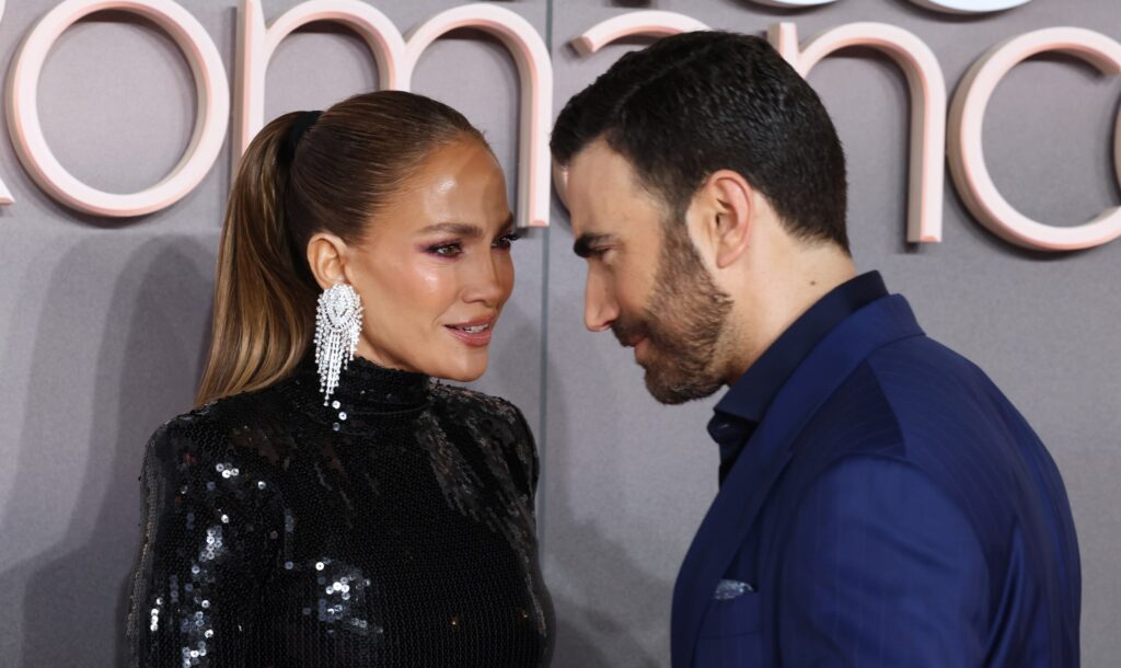 Új szerelem Hollywoodban? Jennifer Lopez állítólag ezzel a 11 évvel fiatalabb színésszel randizik 1 Jennifer Lopez és Brett Goldstein egymásra néznek szerelmesen egy filmbemutatón