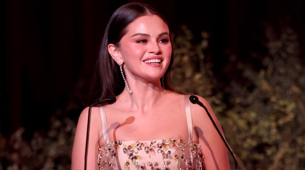 Selena Gomez egy piros ruhában, foghéjak nélkül