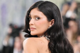 Kylie Jenner hosszú fekete hajjal és visszafogott sminkkel