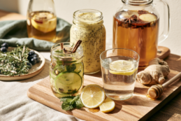 Gyömbértea, magvakat tartalmazó smoothie, gyümölcsös víz, meleg víz citrommal és mézzel